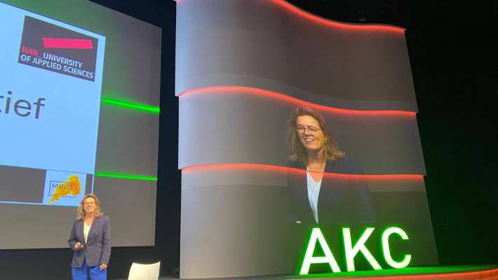 Senior onderzoeker Bouwine Carlier geeft een presentatie op het congres van arbeidsdeskundigen