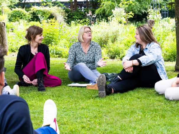 Studenten van de master pedagogiek namen de les mee naar buiten