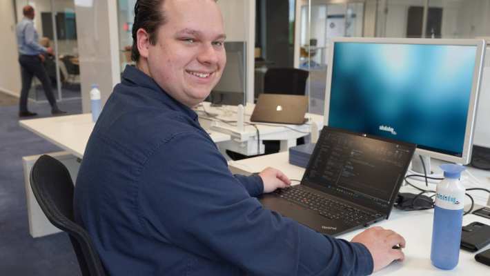 Matthijs Veraart op zijn werkplek achter de laptop