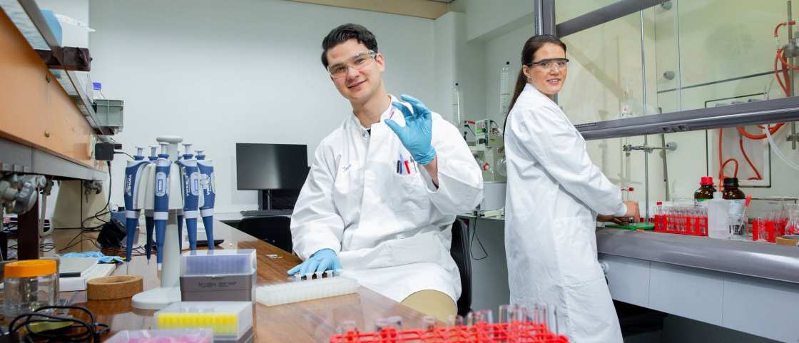 Meerle Samuels en Jesse Benning werken aan een praktijkopdracht voor de minor Drug Discovery in Oss