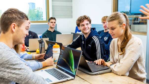 sportkunde sportqube studenten aan het werk1 2023