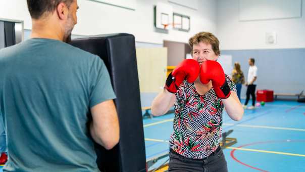 Twee studenten die aan het boksen zijn tijdens les PMT deeltijd