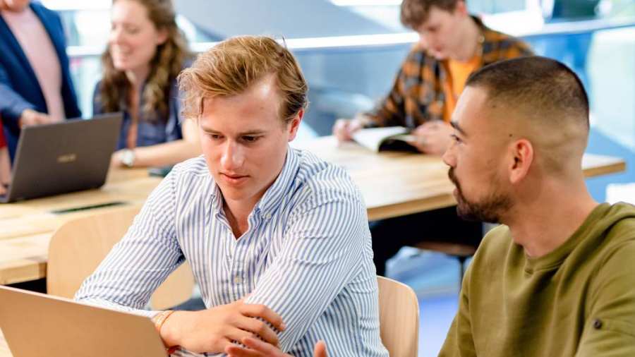 studenten aan tafel