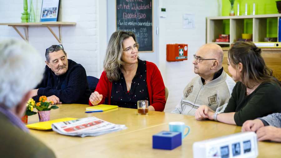 wijkatelier lindenholt- groep aan tafel docente in het midden