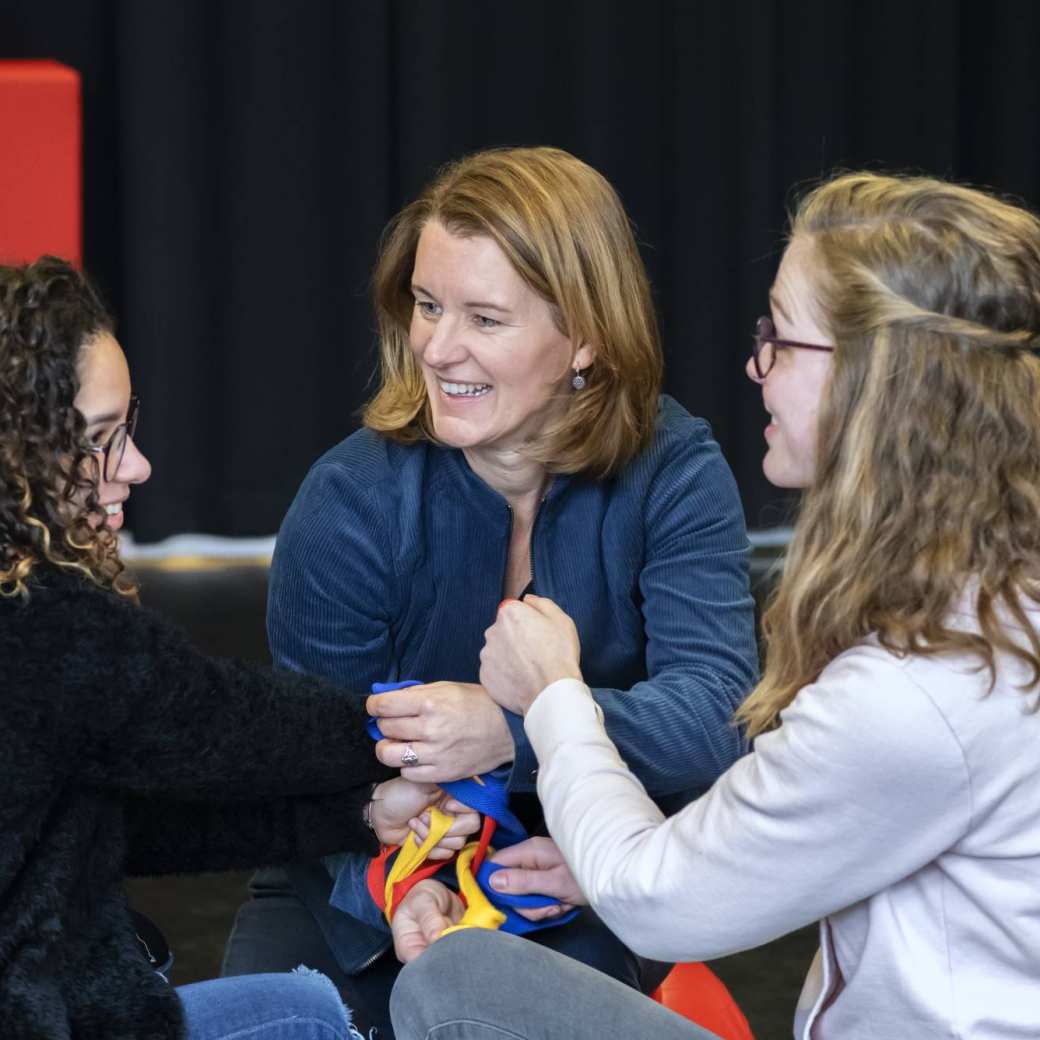 3 studenten van de han master vaktherapie psychomotorische therapie doen een oefening met  een lint en skippyballen in de gymzaal