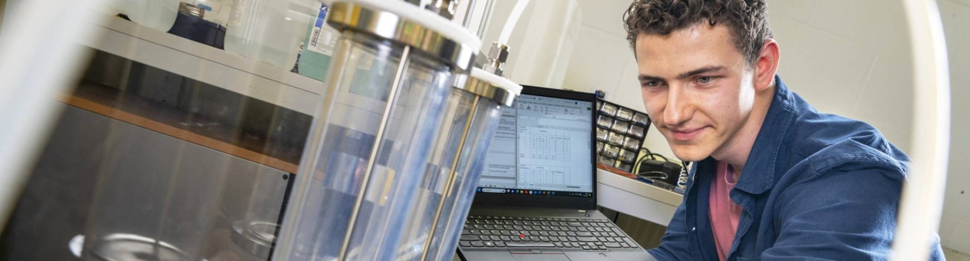 Tim Vianen, student Werktuigbouwkunde, doet onderzoek in het waterstoflab van de HAN.