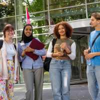 studenten buiten bij de HAN