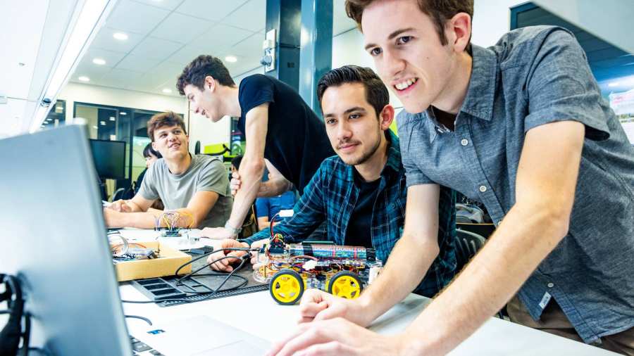 Embedded systems engineering studenten werken op het lab.