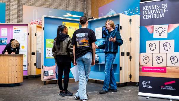 Student-ondernemers geven uitleg over innovaties die tentoongesteld worden in de PopHub onderdeel van het Ondernemerslab Nijmegen