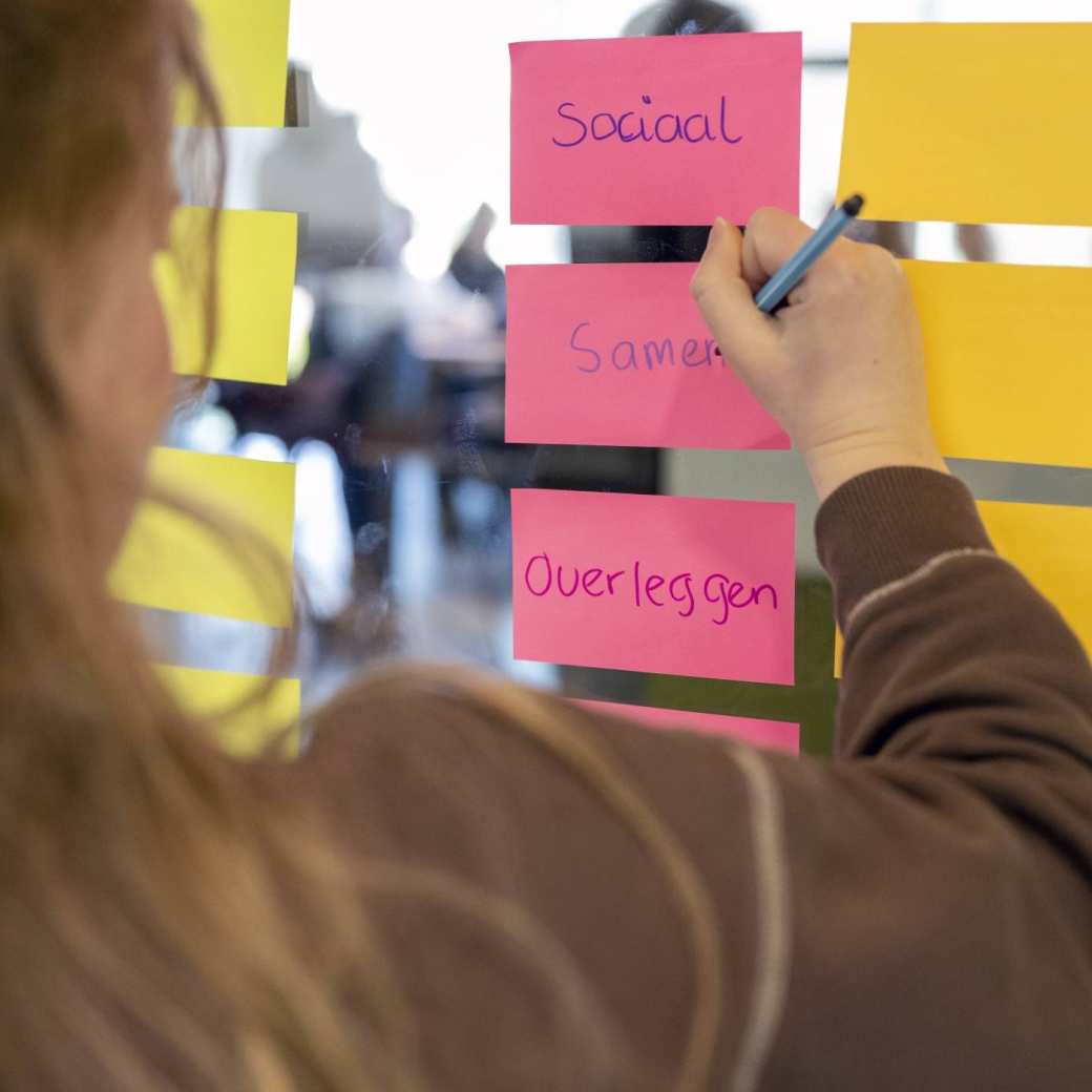 Docent in gesprek met deeltijdstudent.