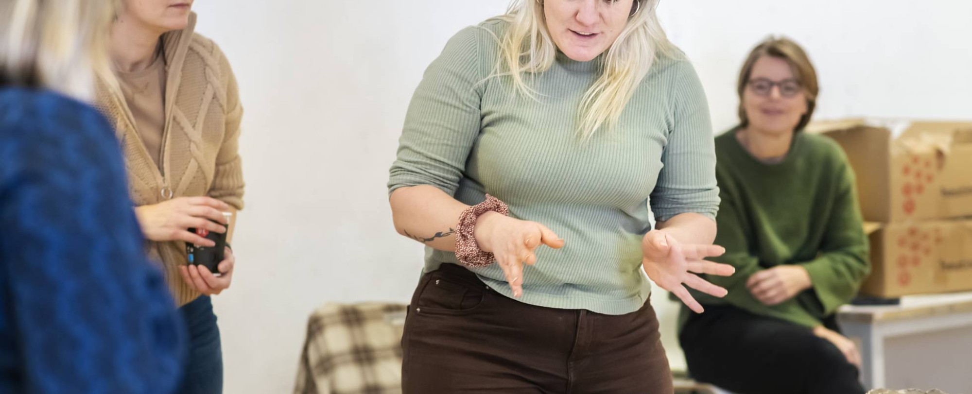 Studenten Master Vaktherapie – Beeldende Therapie – tijdens boetseren. Een student licht haar werk toe.