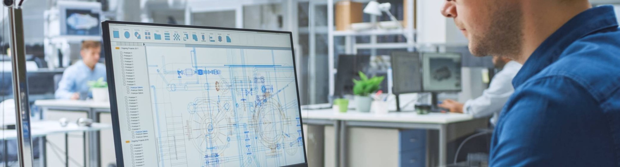 Beeld van ingenieur die op computer werkt met Cadsoftware