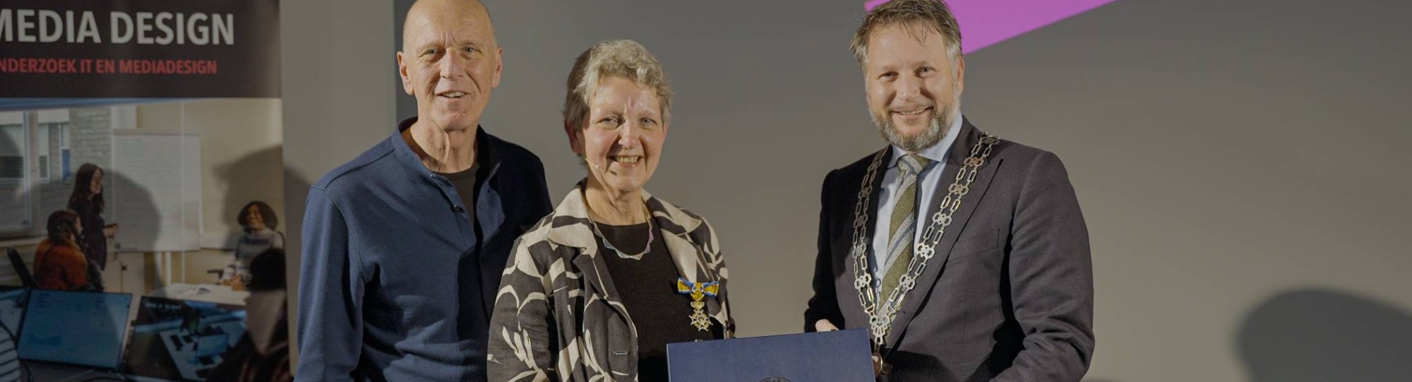 Lector Media Design Thea van der Geest ontvangt een Koninklijke Onderscheiding van burgemeester Dadema