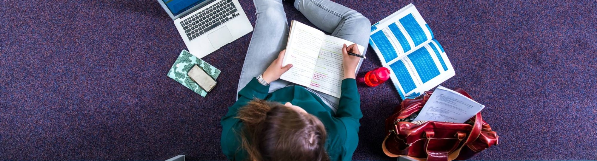 Studenten studeren in studiecentrum en maakt notitie, van bovenaf