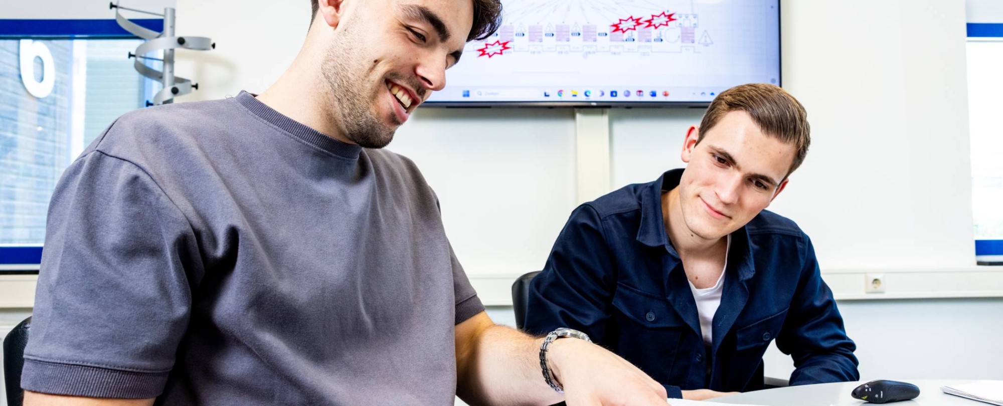 Technische Bedrijfskunde studenten Derk en Jort werken samen.