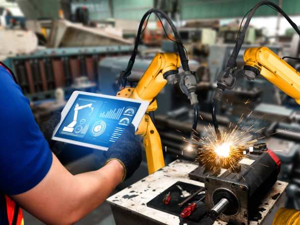 Medewerker werkt op tablet met robots / robotics.