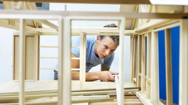 student werkt aan een maquette