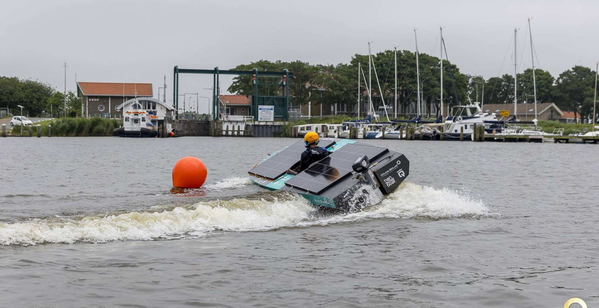 Young Solar Boat in actie