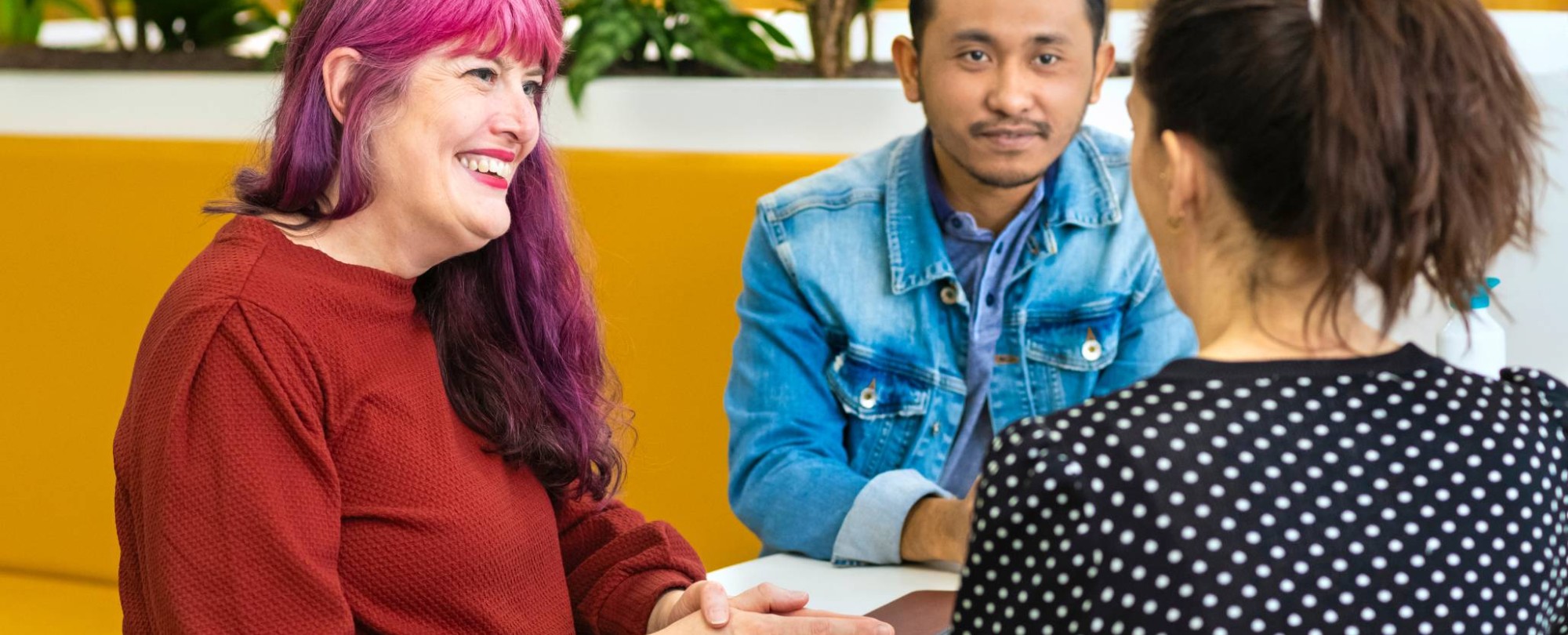 Twee studenten luisteren aandachtig