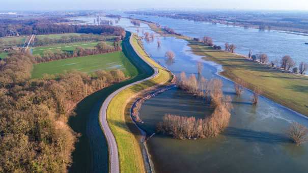 luchtfoto rivierenlandschap hoogwater A50 richting Loenen