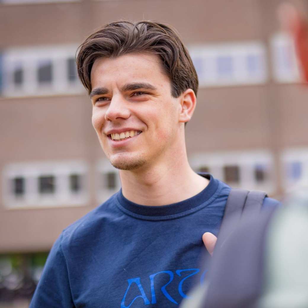 Close-up van een HAN student op het campusplein in Arnhem