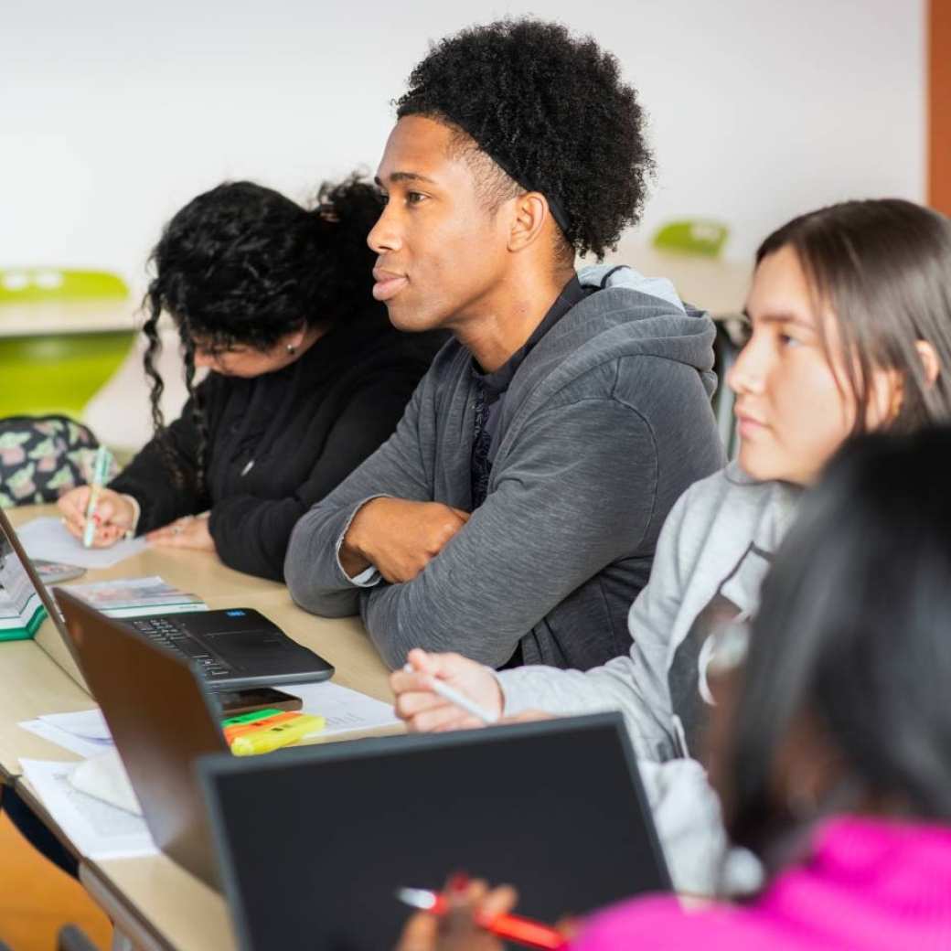 Foto Master Academie Educatie. Studenten luisteren aandachtig. 