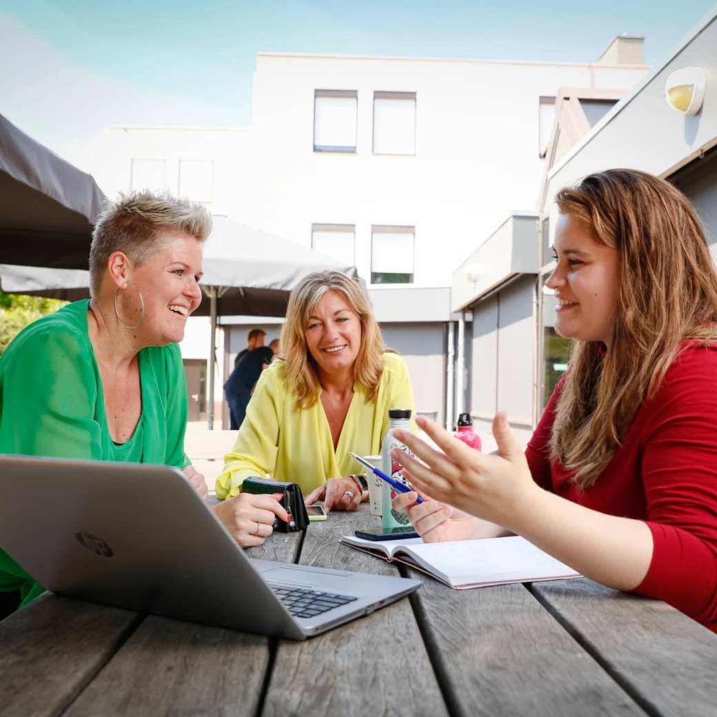 3 professionals die studeren aan de HAN naast hun baan overleggen samen.