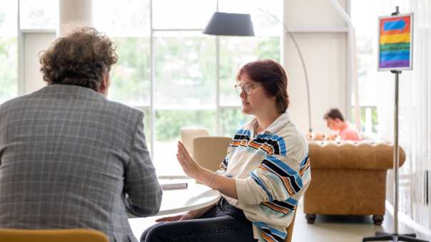 student en coach in gesprek over studiekeuze, stoppen of switchen