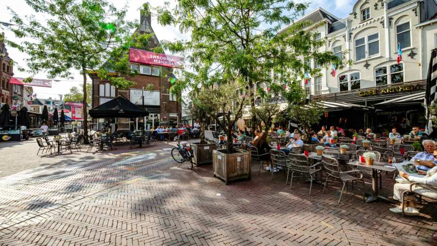 mensen op terras Korenmarkt