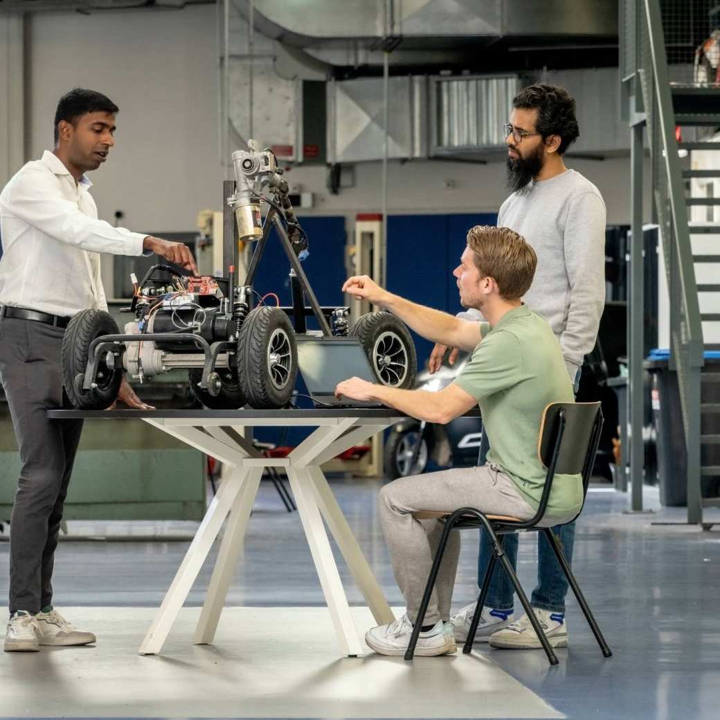 Master Engineering Systems Sustainable Energy studenten werken aan de Smart Grid-tafel