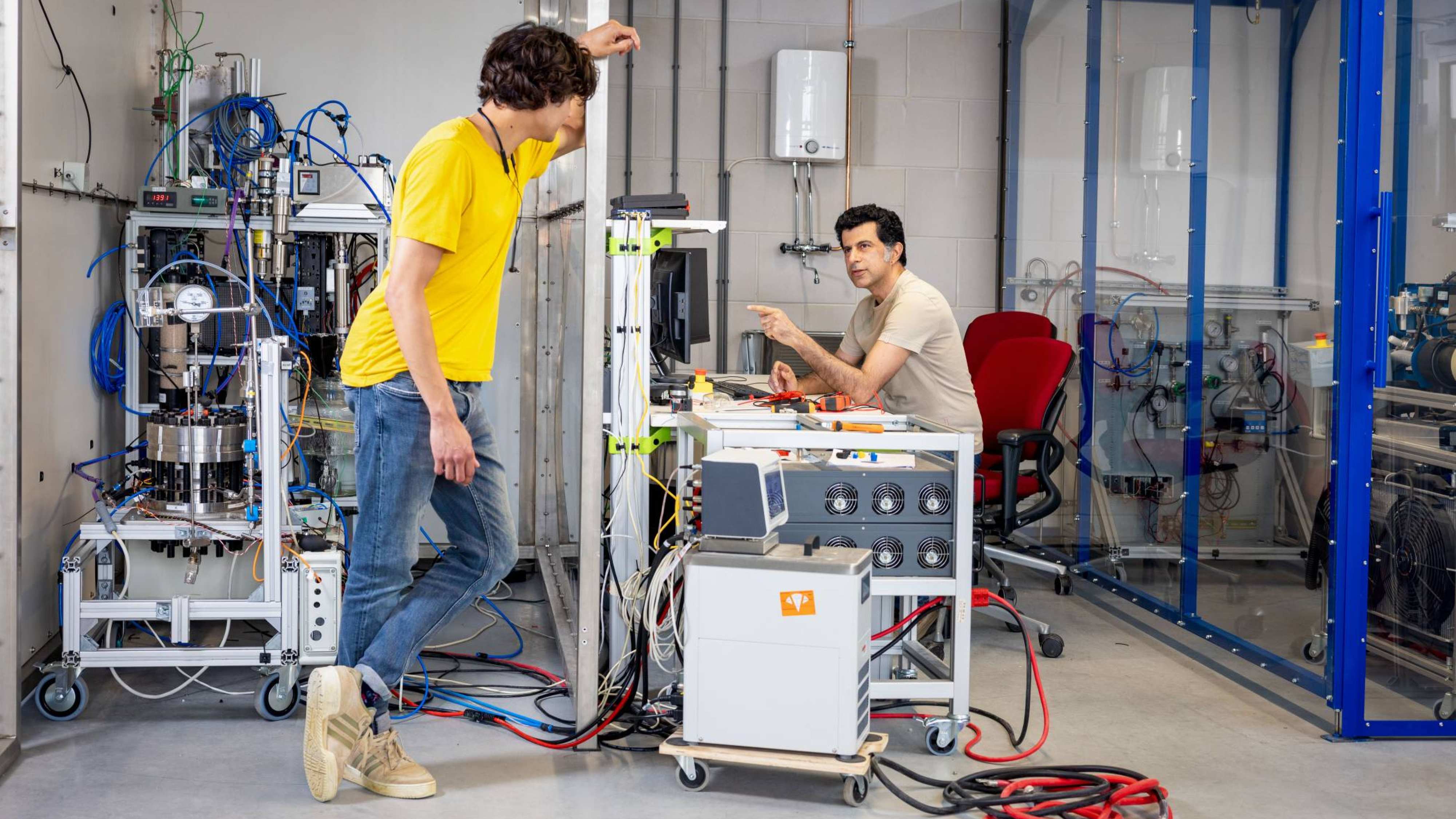 Studenten aan het werk op het Hydrogen lab bij HAN Connectr op het IPKW, samenwerken, waterstof