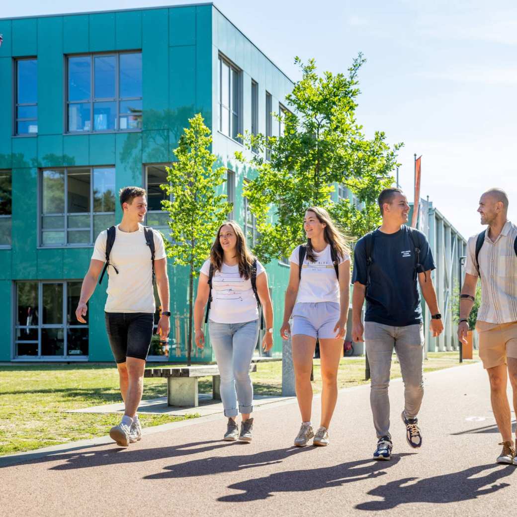 master sport- en beweeginnovatie voltijd studenten lopen buiten voor gebouw papendal justin antonio tristan mano en saskia 2022