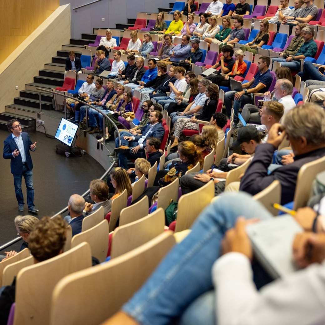 Auditorium gevuld met deelnemers tijdens de plenaire sessie tijdens de Masterclass AI van het Business Service Center en OndernemersLab Nijmegen. 