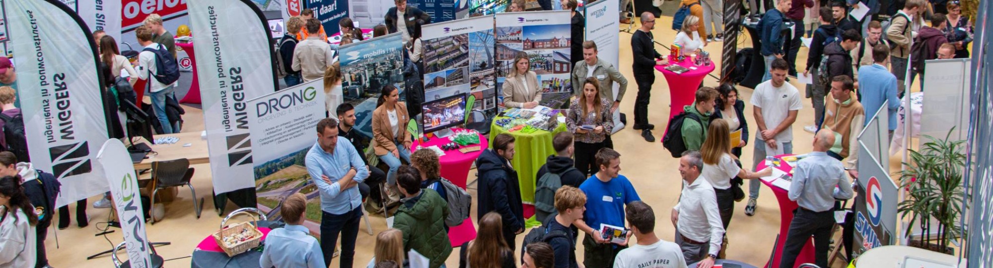 overzichtsfoto van de bedrijvenmarkt bij de academie built environment 