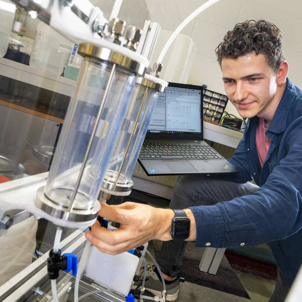 Tim Vianen, student Werktuigbouwkunde, doet onderzoek in het waterstoflab van de HAN.