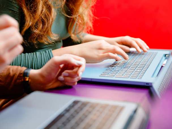 twee studenten met laptop