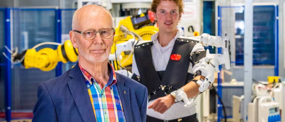 Fokko Bakker en Remco Hofijzer poseren met hun robotpak