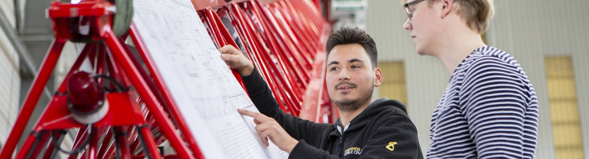 Rechtenvrije afbeelding van twee Werktuigbouwkunde studenten uit de techniekbeeldbank. Academie Engineering en Automotive. 