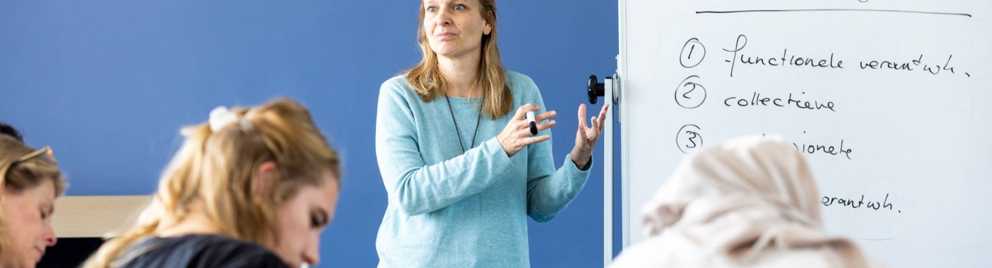 Studenten van de master pedagogiek volgen een les op de groenewoudseweg