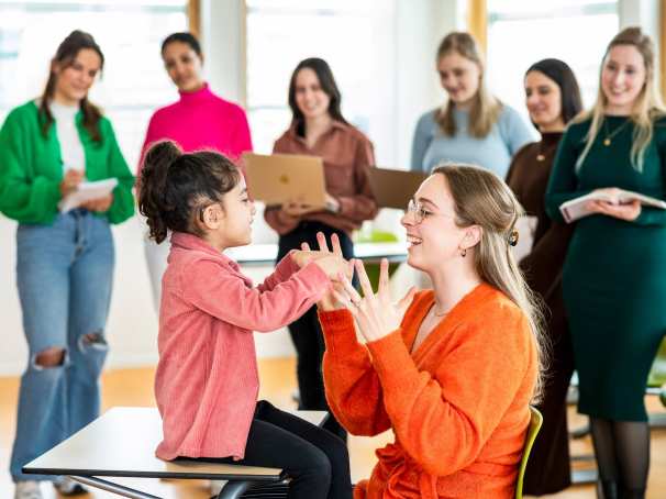 Studenten Logopedie krijgen les over behandeling kind