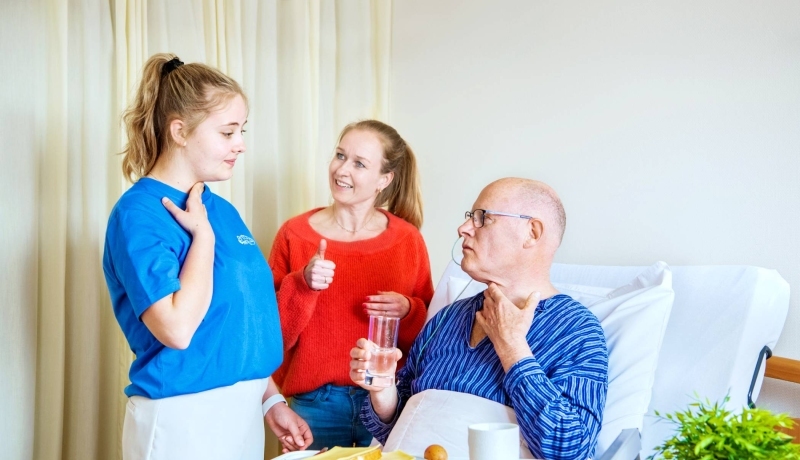 Zorgprofessional in gesprek met oudere vrouw