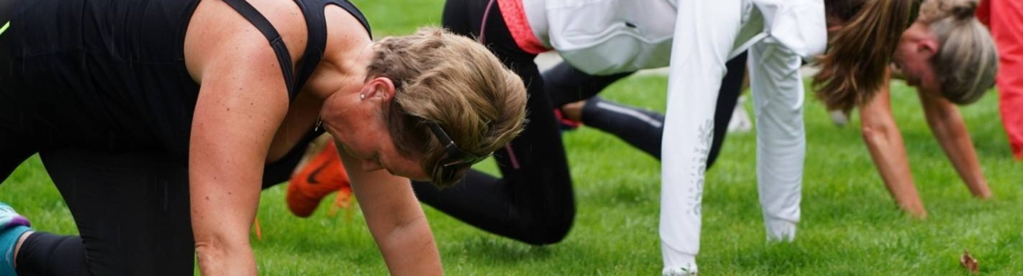 buiten sporten op gras in groep