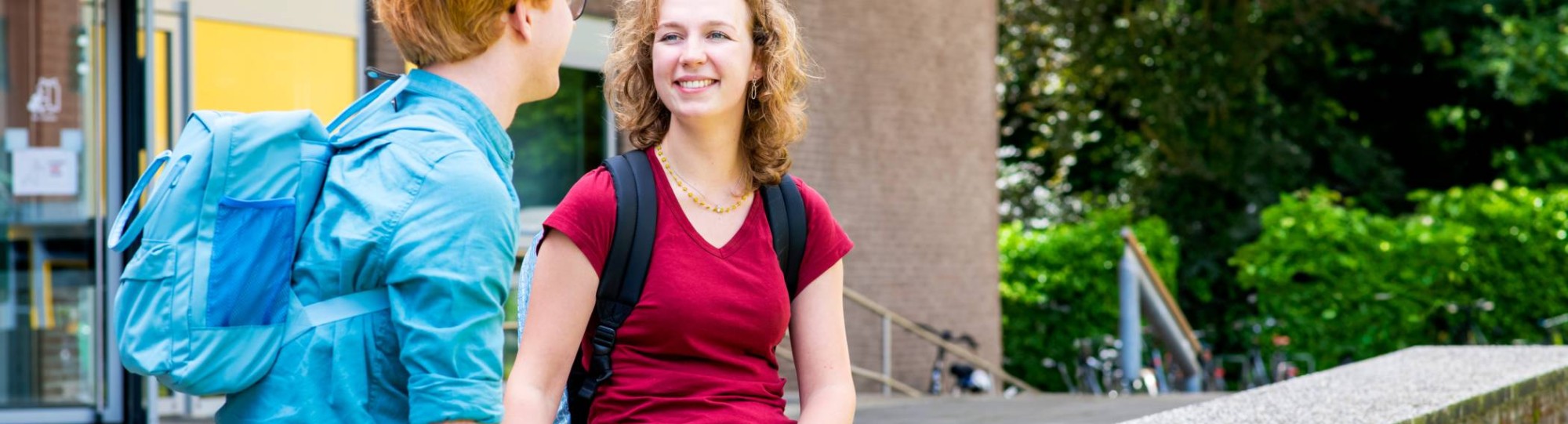 Studenten lopen naar buiten