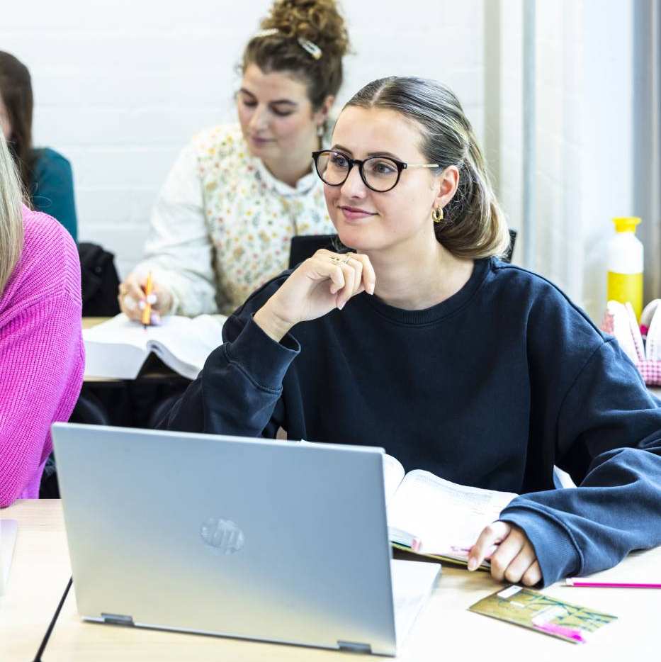 Studenten luisteren naar de docent tijdens de les