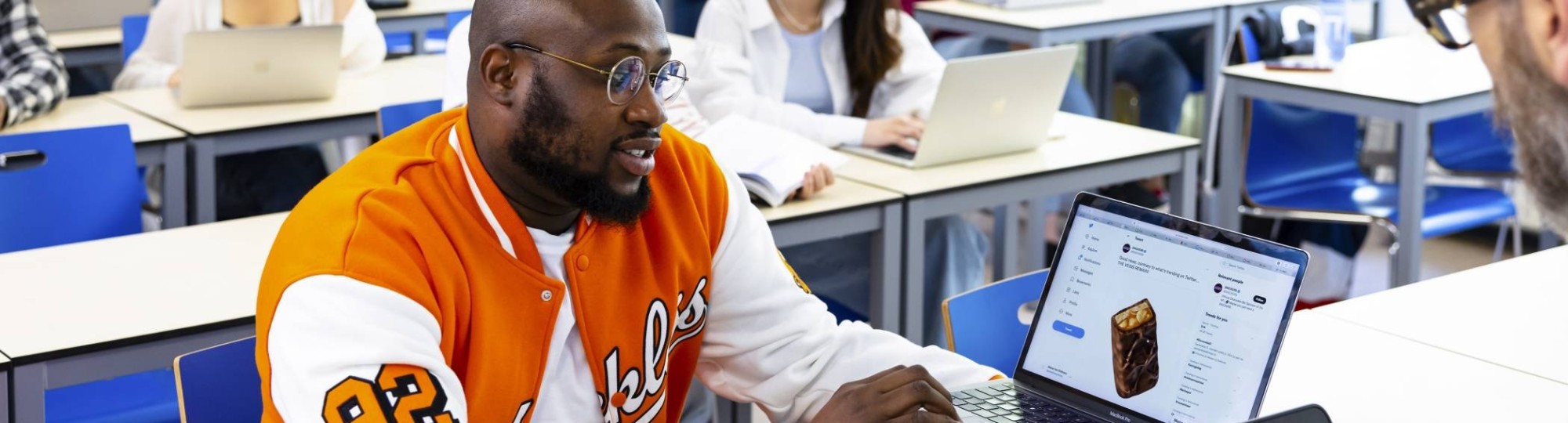 Studenten van de opleiding Communication op de HAN werken tijdens de les aan digitaal ontwerpen op hun laptop