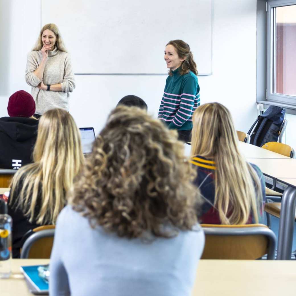 Studenten Social Work volgen een college.