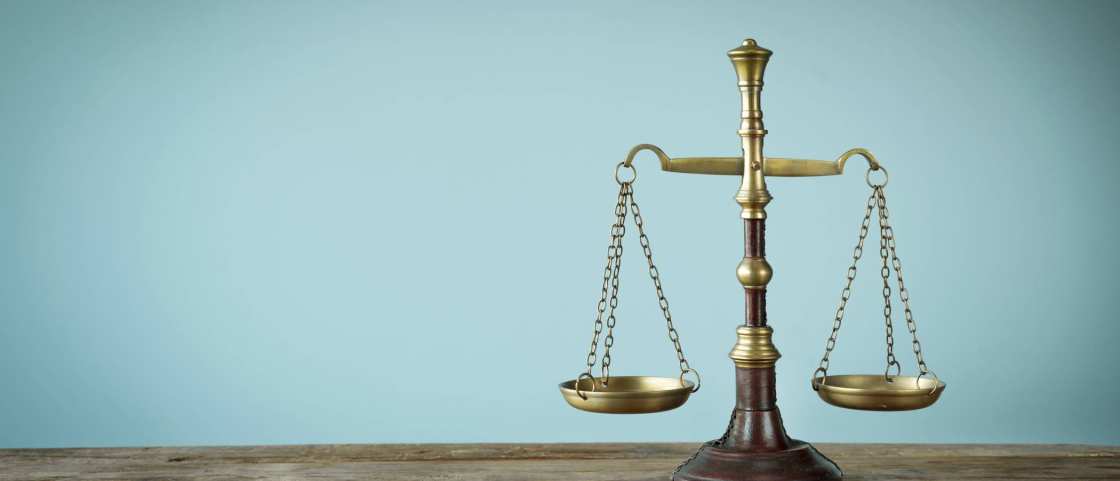 Foto van een ouderwetse goude weegschaal op een blauwe achtergrond