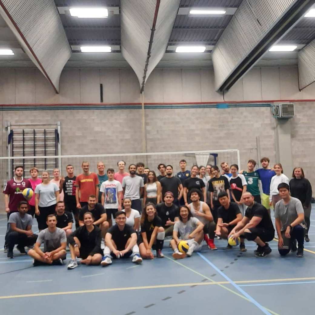 Communication studenten doen mee aan een ISB-community activiteit: een potje volleyballen