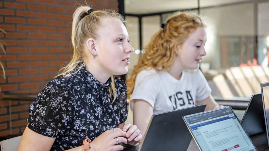 studiekiezer en student fysiotherapie achter laptop tijdens meeloopdag