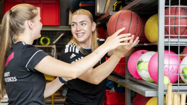 sport sportkunde en alo studenten en docenten op sportveld en gymzaal